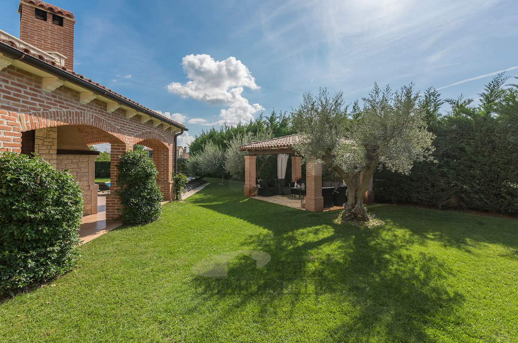 Kamena vila z bazenom v mirnem okolju – okolica Poreča