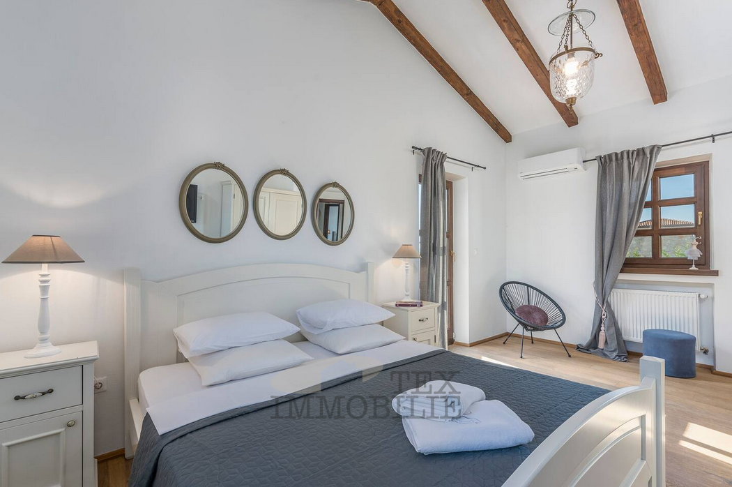 Kamena vila z bazenom v mirnem okolju – okolica Poreča