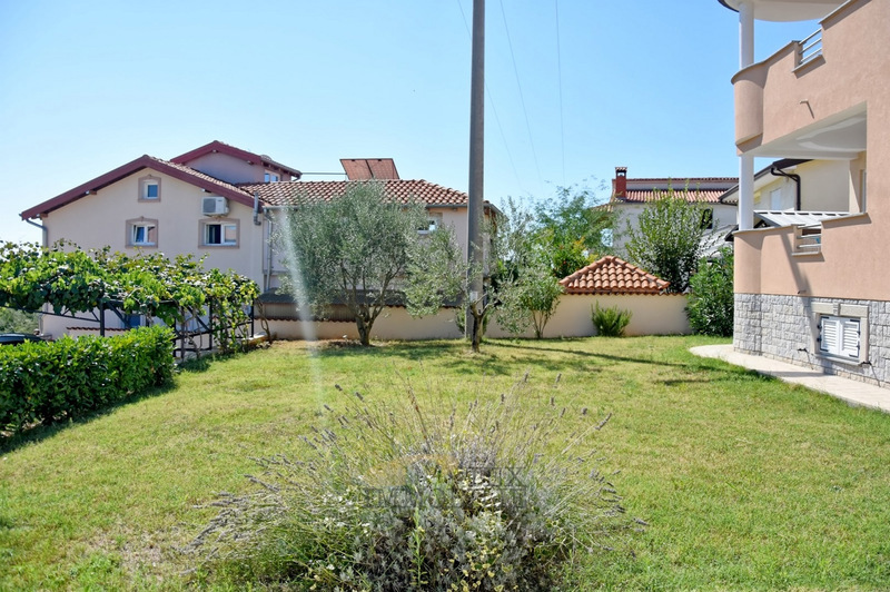 Hiša s 4 apartmaji v bližini Poreča