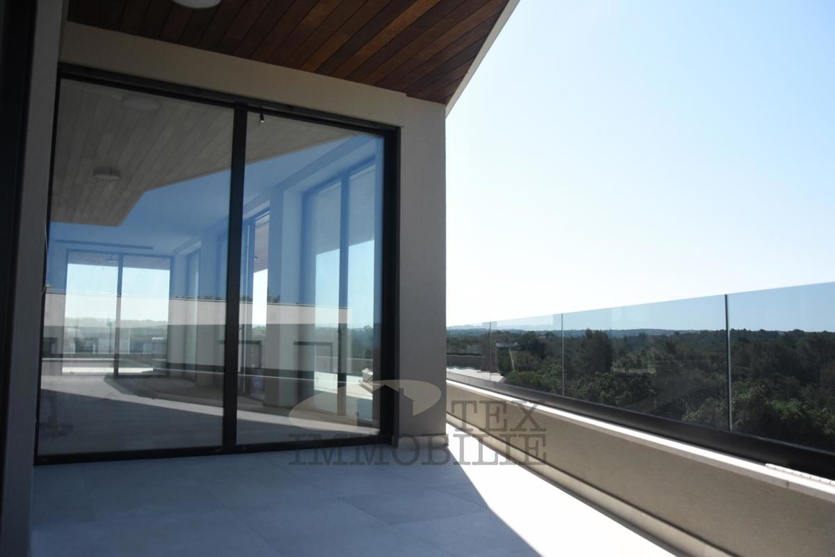 Ekskluziven apartma v drugem nadstropju blizu morja, 211,81 m2