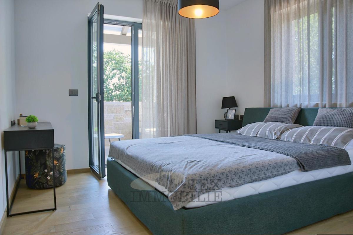 Lepa moderna vila z bazenom v Poreču 