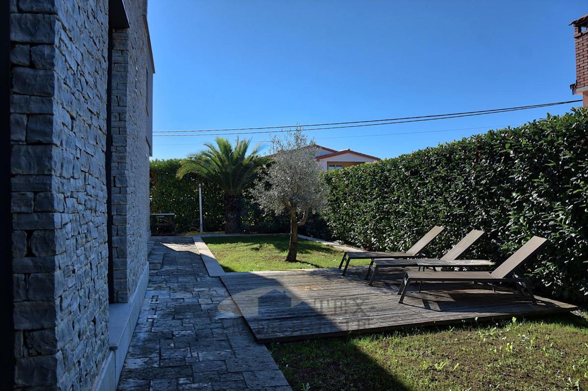 Poreč - Prostorna moderna vila 4 km od morja