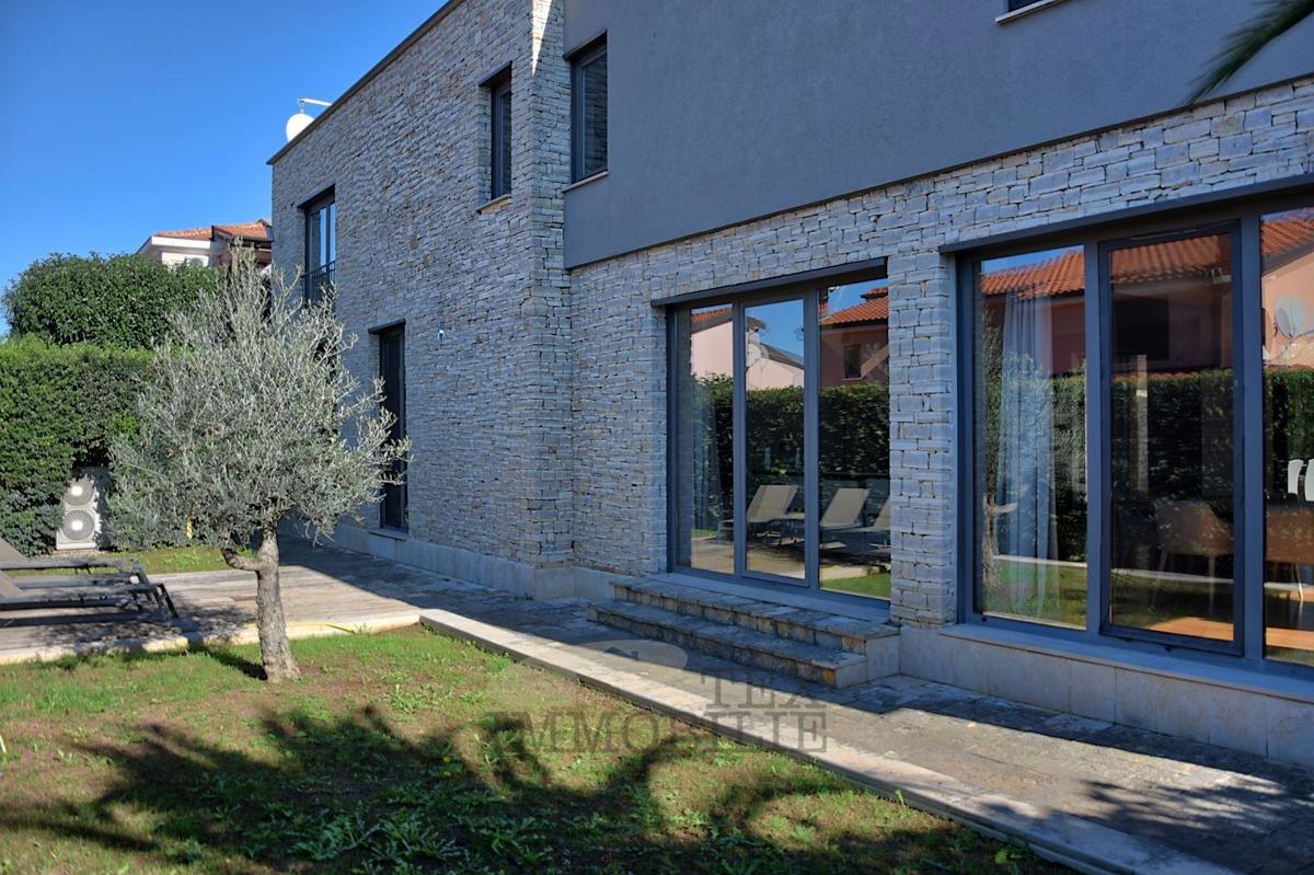 Poreč - Prostorna moderna vila 4 km od morja