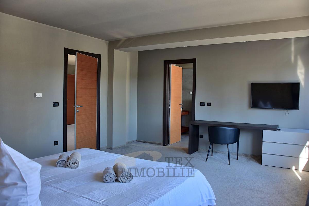 Poreč - Prostorna moderna vila 4 km od morja