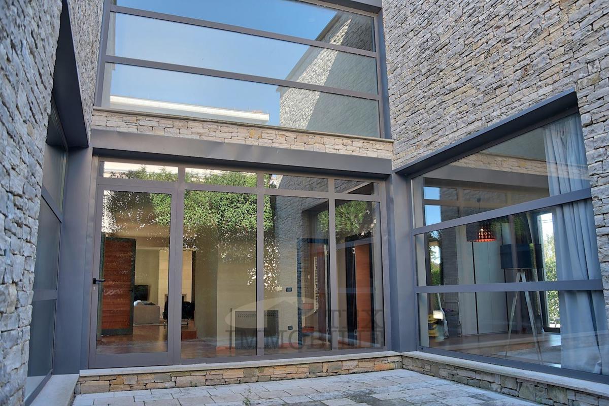Poreč - Prostorna moderna vila 4 km od morja