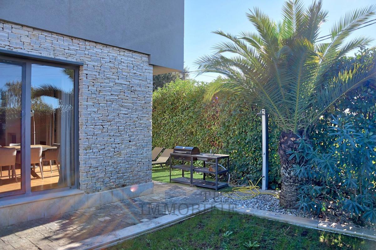 Poreč - Prostorna moderna vila 4 km od morja