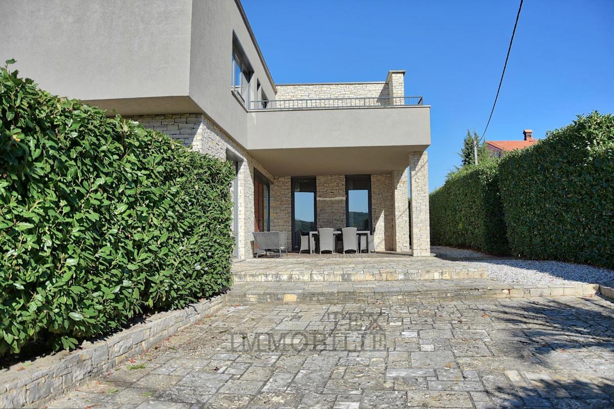 Poreč - Prostorna moderna vila 4 km od morja