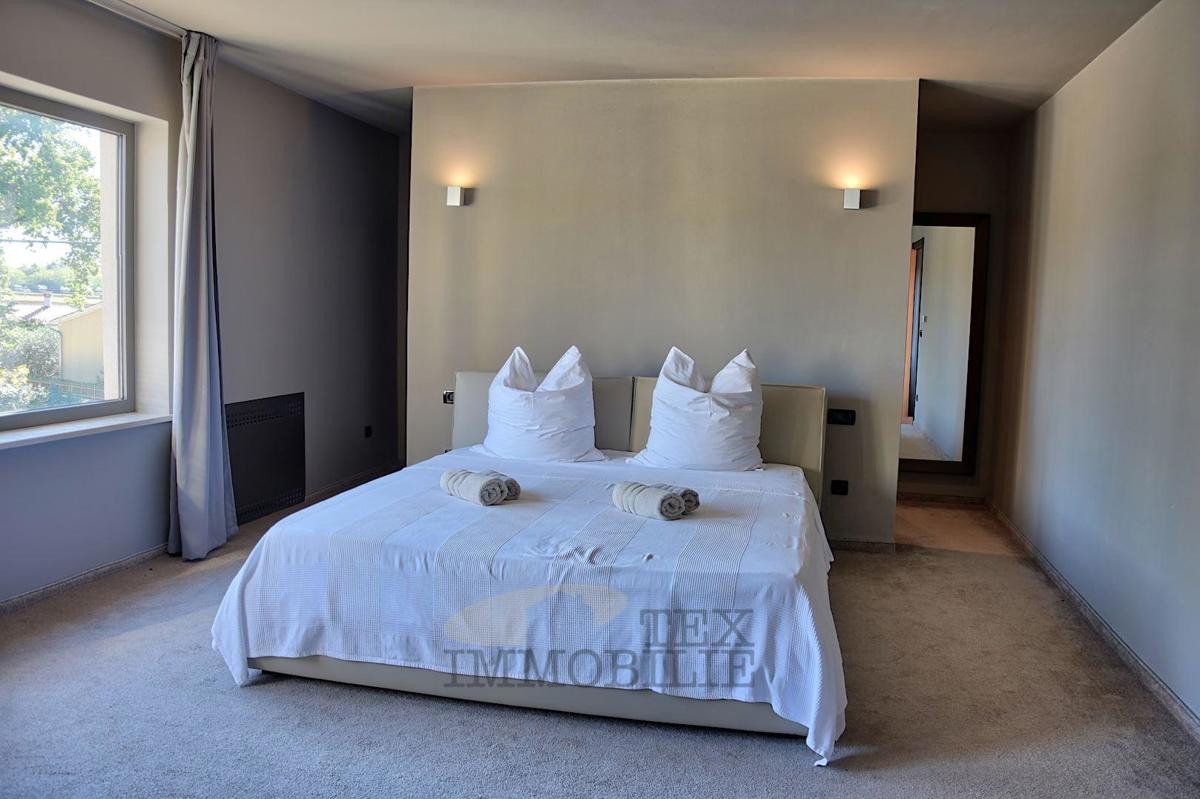 Poreč - Prostorna moderna vila 4 km od morja
