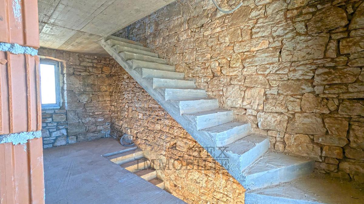 Prodamo čudovito prenovljeno kamnito hišo z bazenom