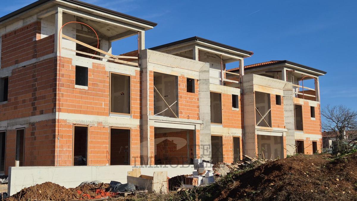 Moderna vrstna hiša se nahaja v čudovitem Poreču