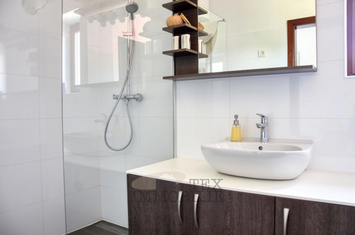 Kamnita vila z bazenom v mirnem delu Istre – 240 m²