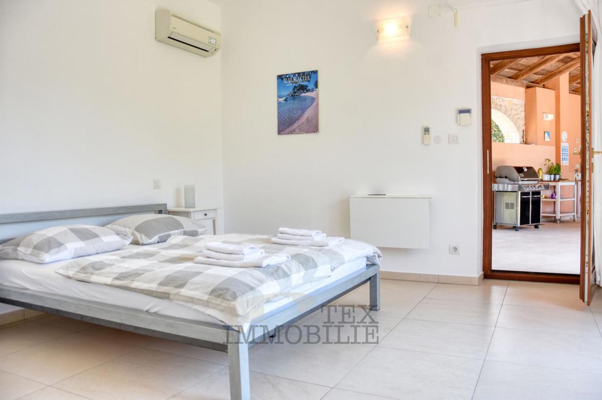 Kamnita vila z bazenom v mirnem delu Istre – 240 m²