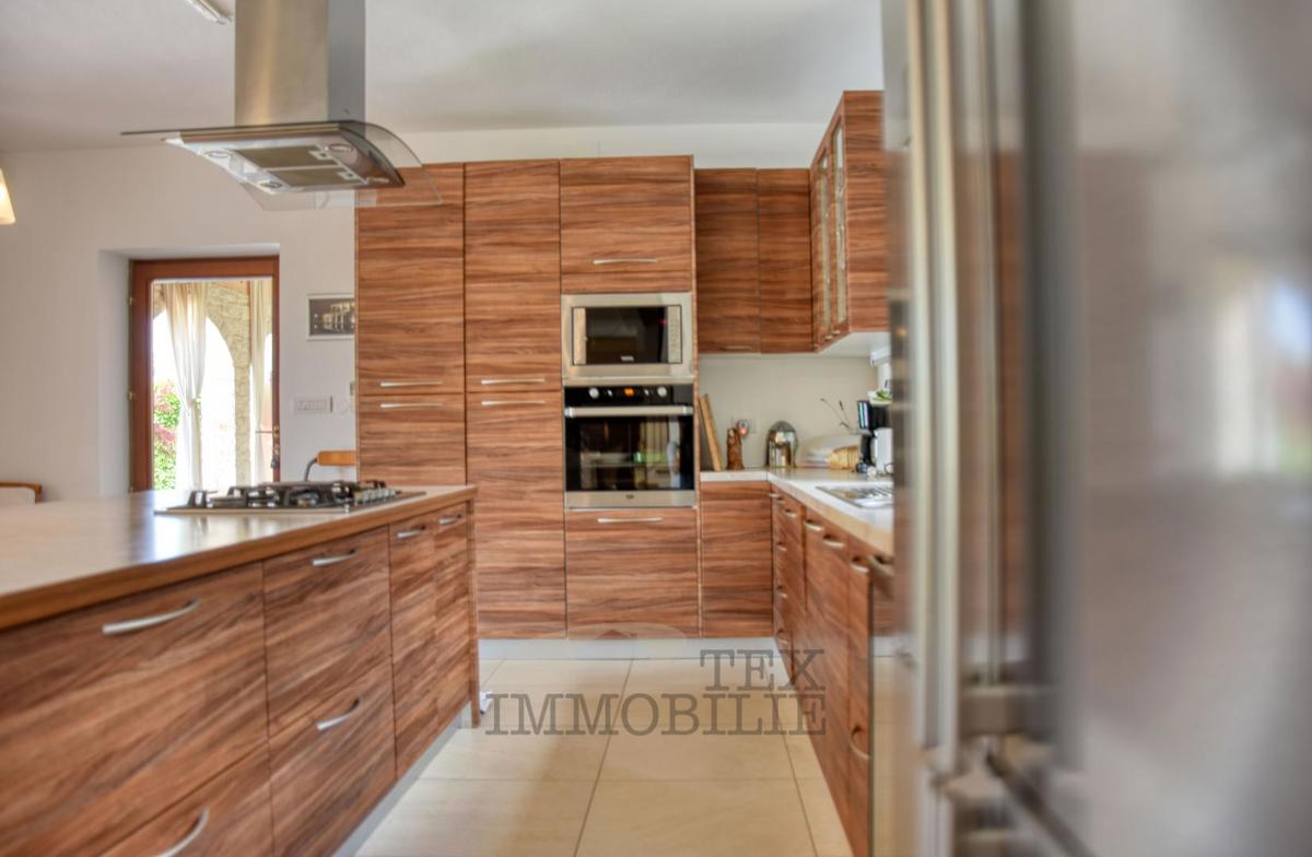 Kamnita vila z bazenom v mirnem delu Istre – 240 m²
