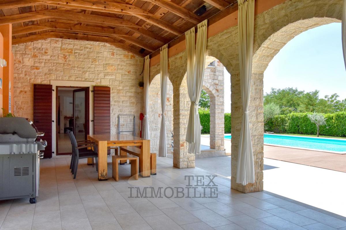 Kamnita vila z bazenom v mirnem delu Istre – 240 m²