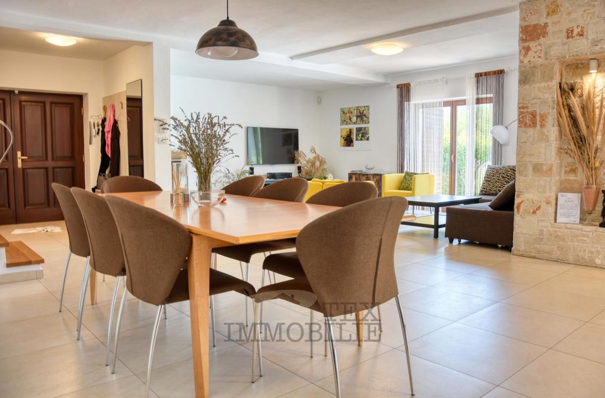 Kamnita vila z bazenom v mirnem delu Istre – 240 m²