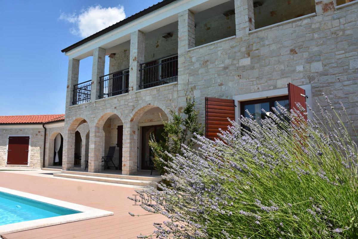 Kamnita vila z bazenom v mirnem delu Istre – 240 m²