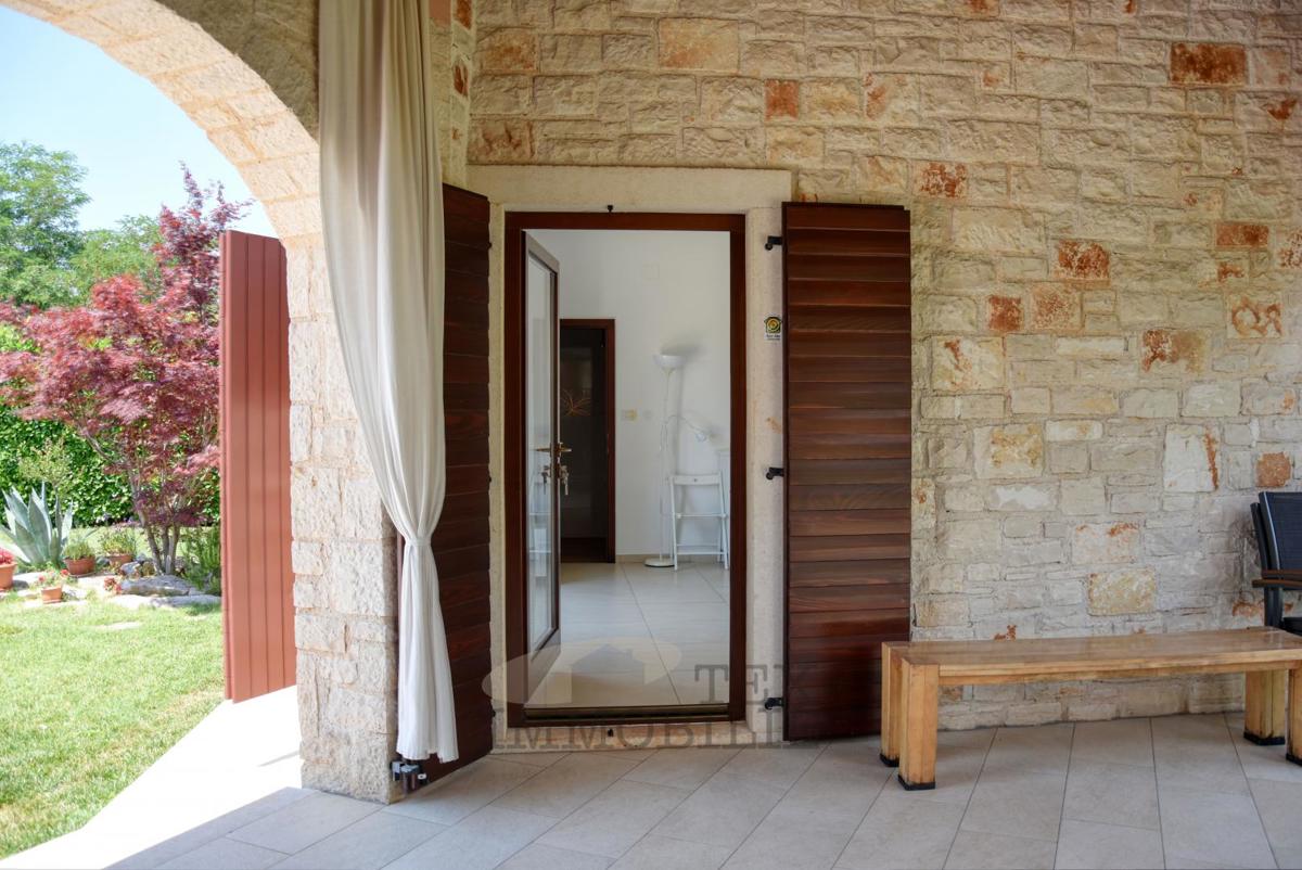 Kamnita vila z bazenom v mirnem delu Istre – 240 m²