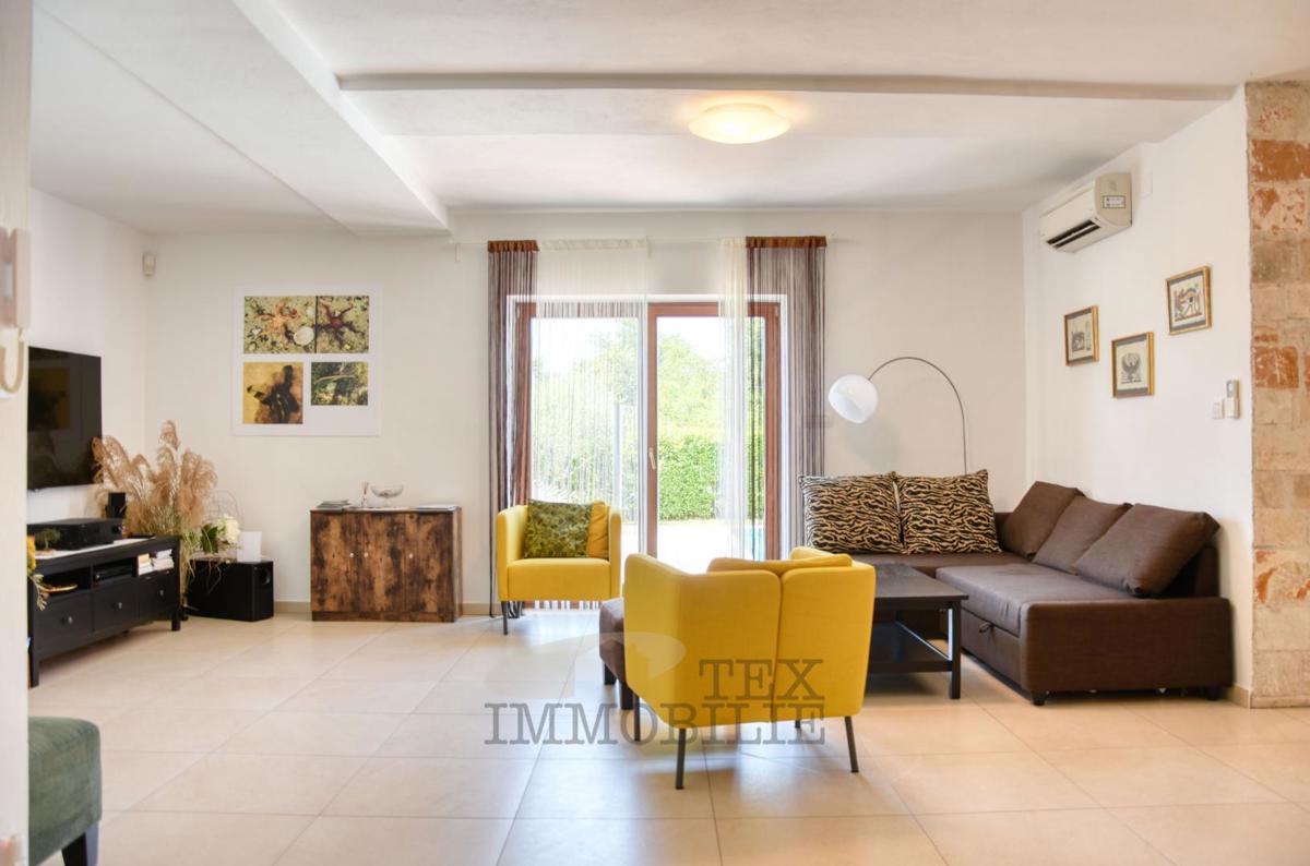 Kamnita vila z bazenom v mirnem delu Istre – 240 m²