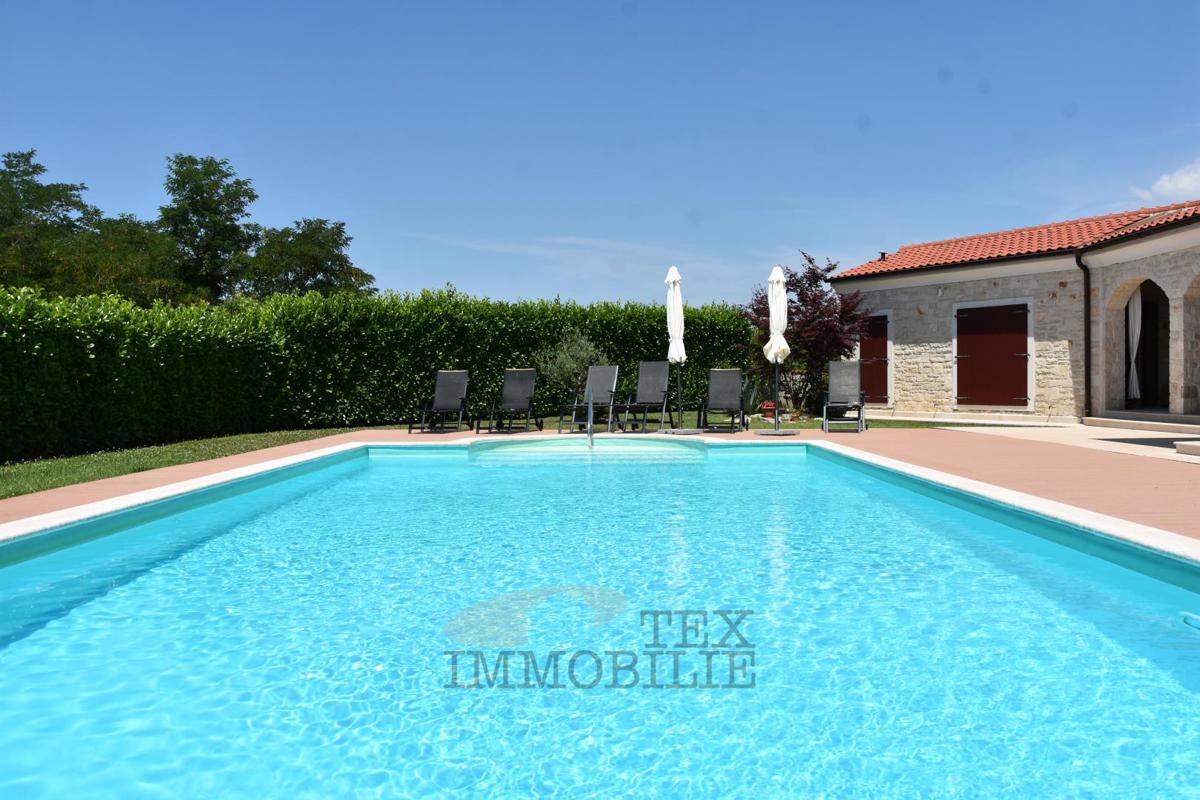Kamnita vila z bazenom v mirnem delu Istre – 240 m²