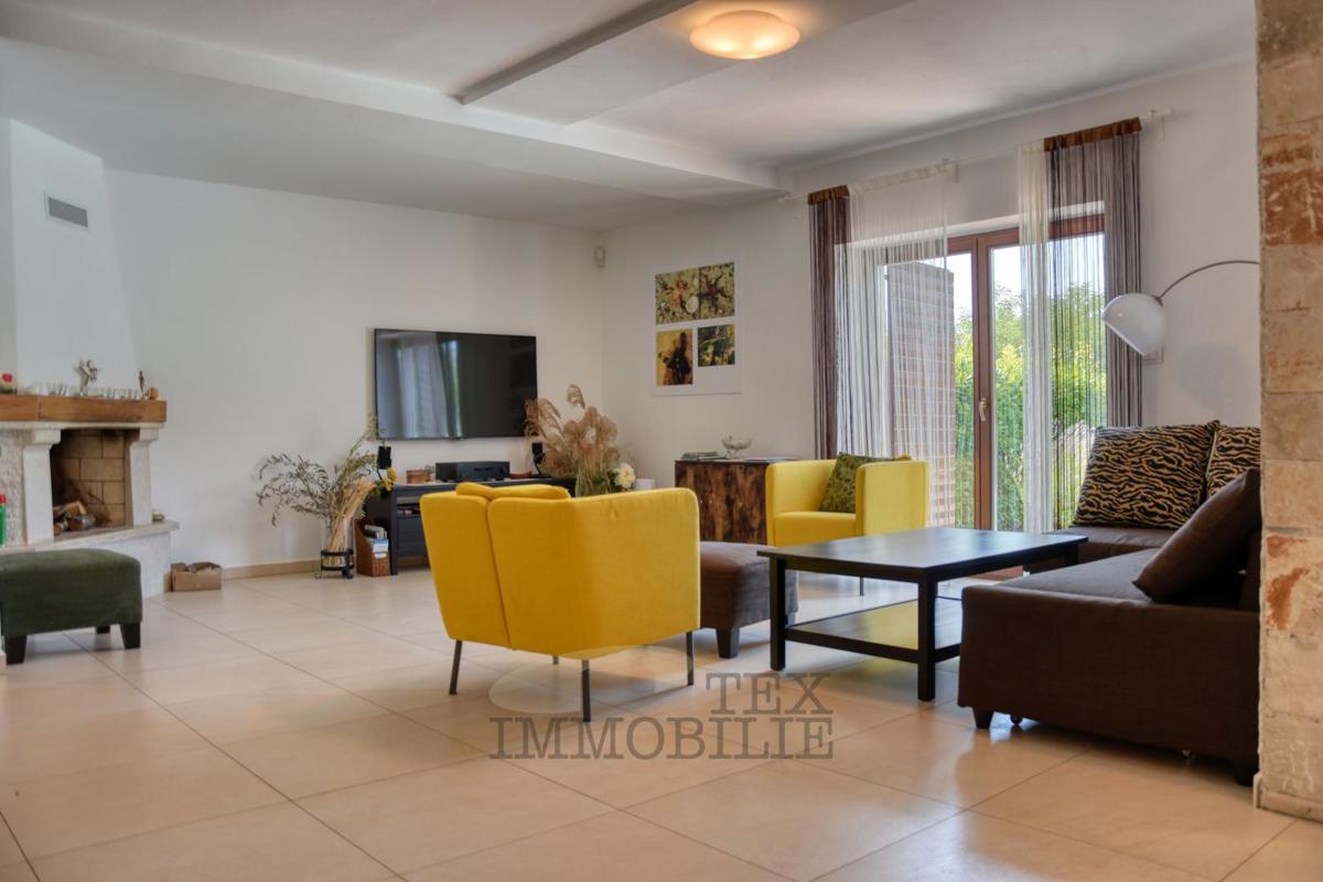 Kamnita vila z bazenom v mirnem delu Istre – 240 m²