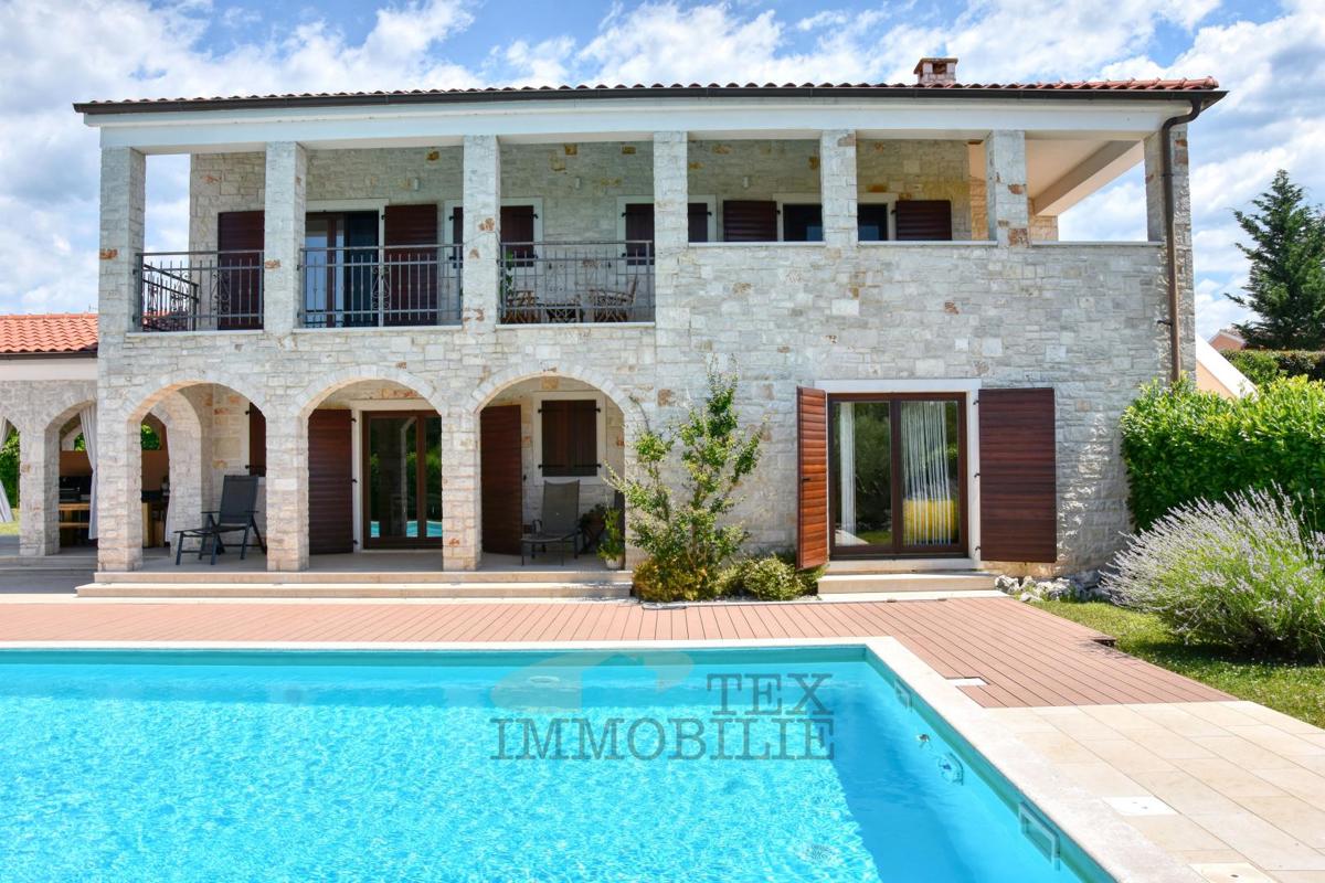 Kamnita vila z bazenom v mirnem delu Istre – 240 m²