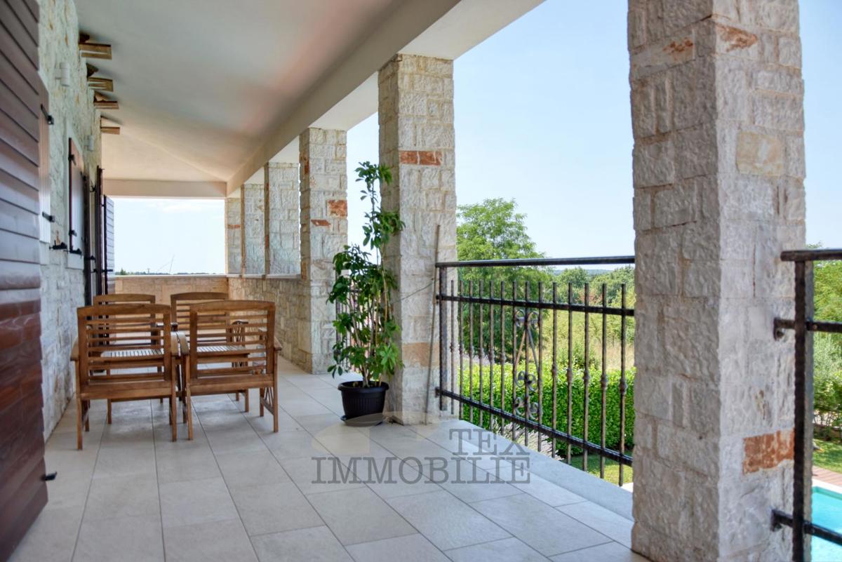 Kamnita vila z bazenom v mirnem delu Istre – 240 m²