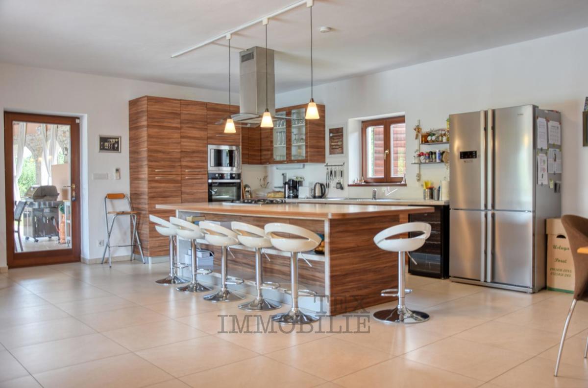 Kamnita vila z bazenom v mirnem delu Istre – 240 m²