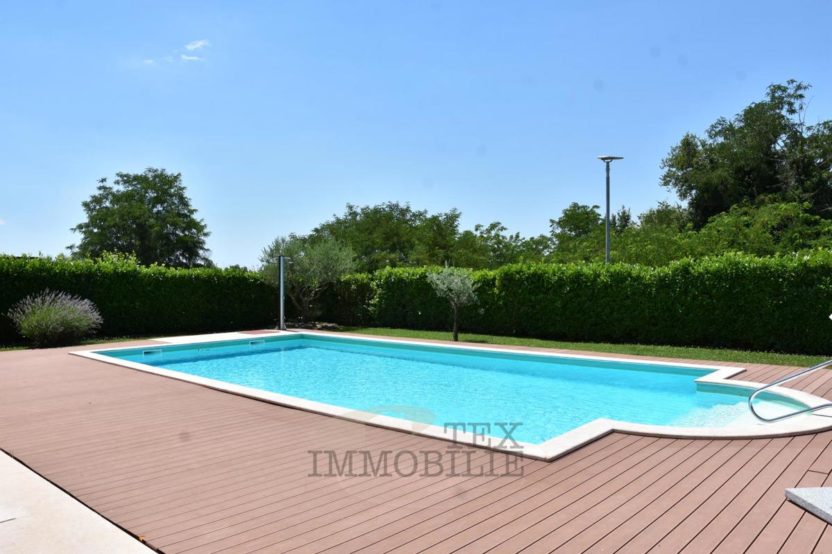 Kamnita vila z bazenom v mirnem delu Istre – 240 m²