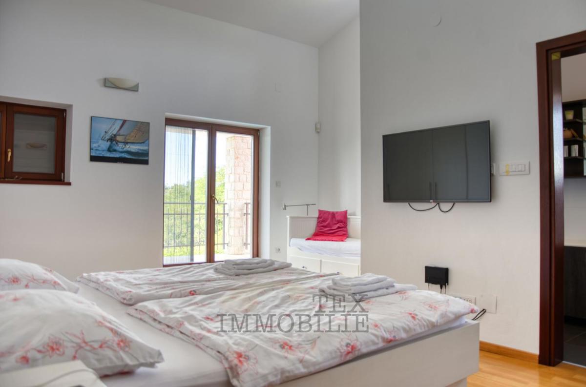 Kamnita vila z bazenom v mirnem delu Istre – 240 m²