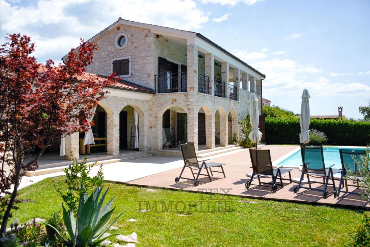 Kamnita vila z bazenom v mirnem delu Istre – 240 m²