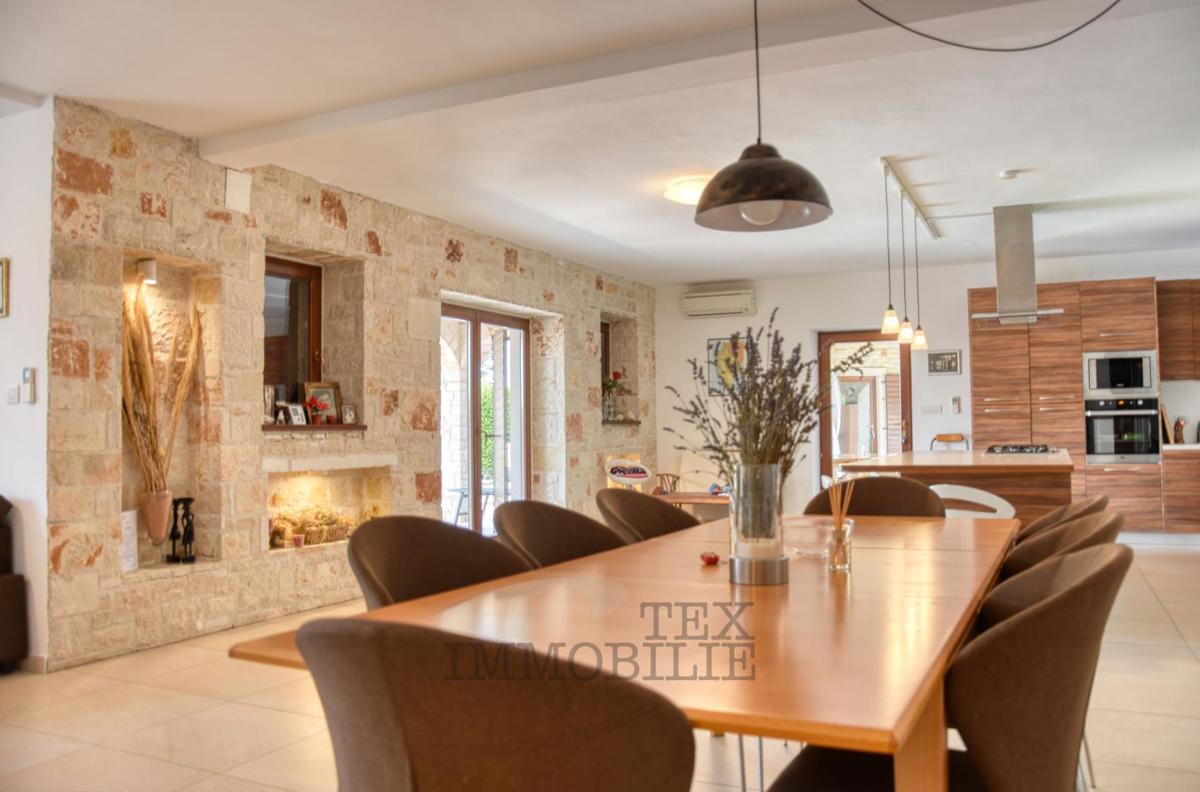 Kamnita vila z bazenom v mirnem delu Istre – 240 m²