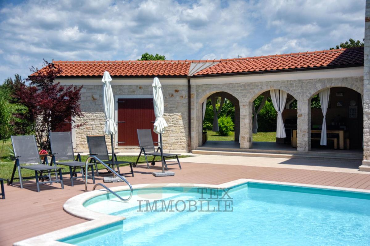 Kamnita vila z bazenom v mirnem delu Istre – 240 m²