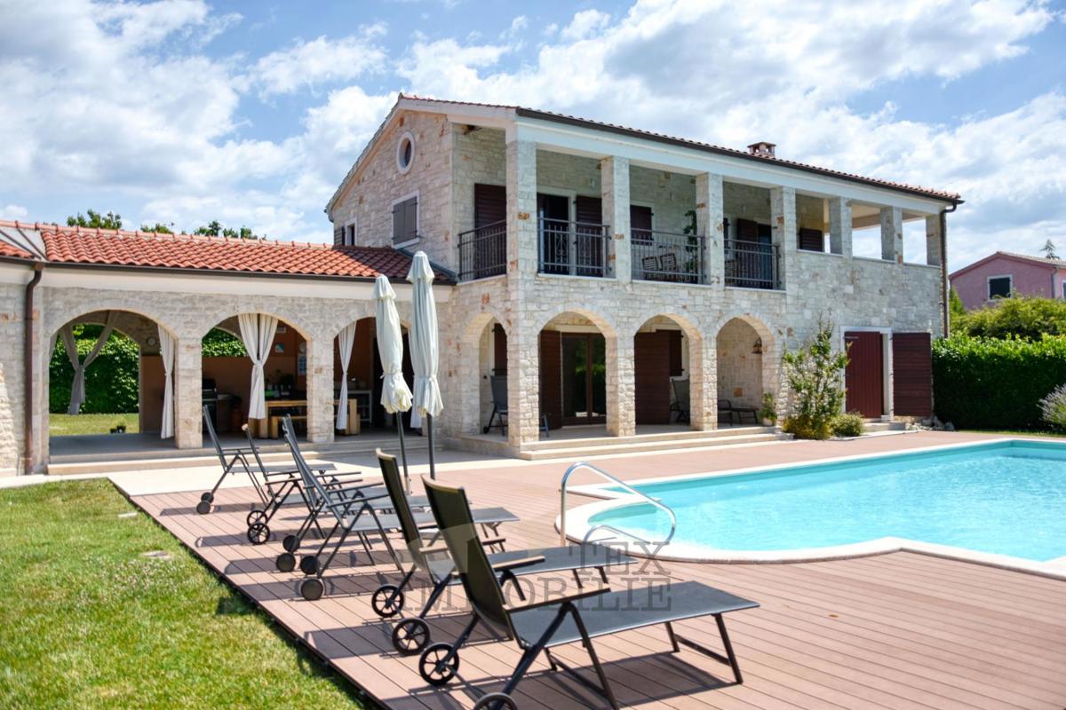 Kamnita vila z bazenom v mirnem delu Istre – 240 m²
