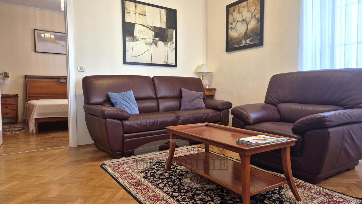 POREČ – Zgodovinska stavba s 4 stanovanjskimi enotami v samem središču mesta