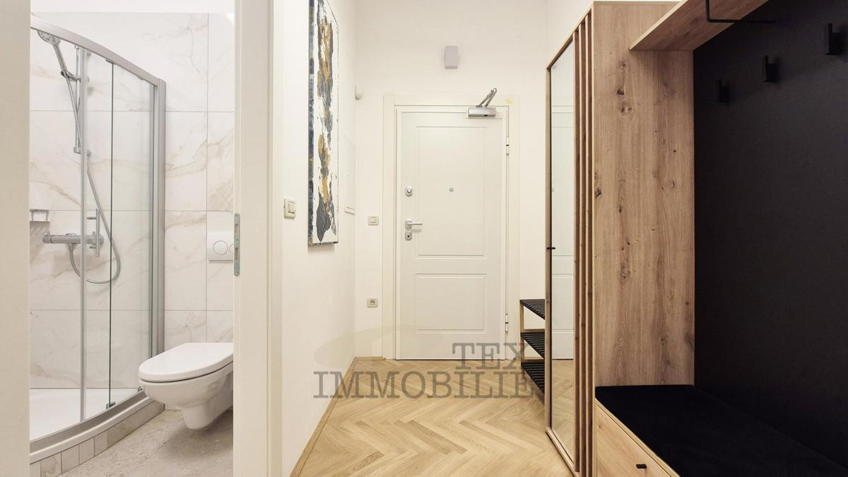 POREČ – Zgodovinska stavba s 4 stanovanjskimi enotami v samem središču mesta