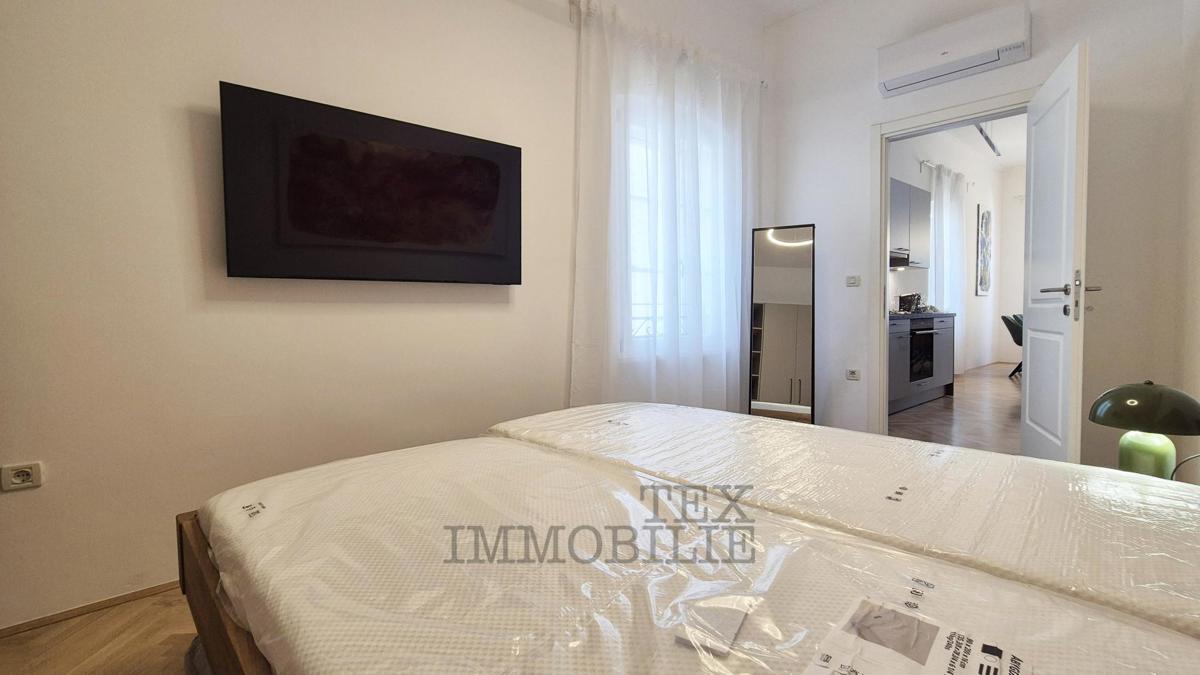 POREČ – Zgodovinska stavba s 4 stanovanjskimi enotami v samem središču mesta