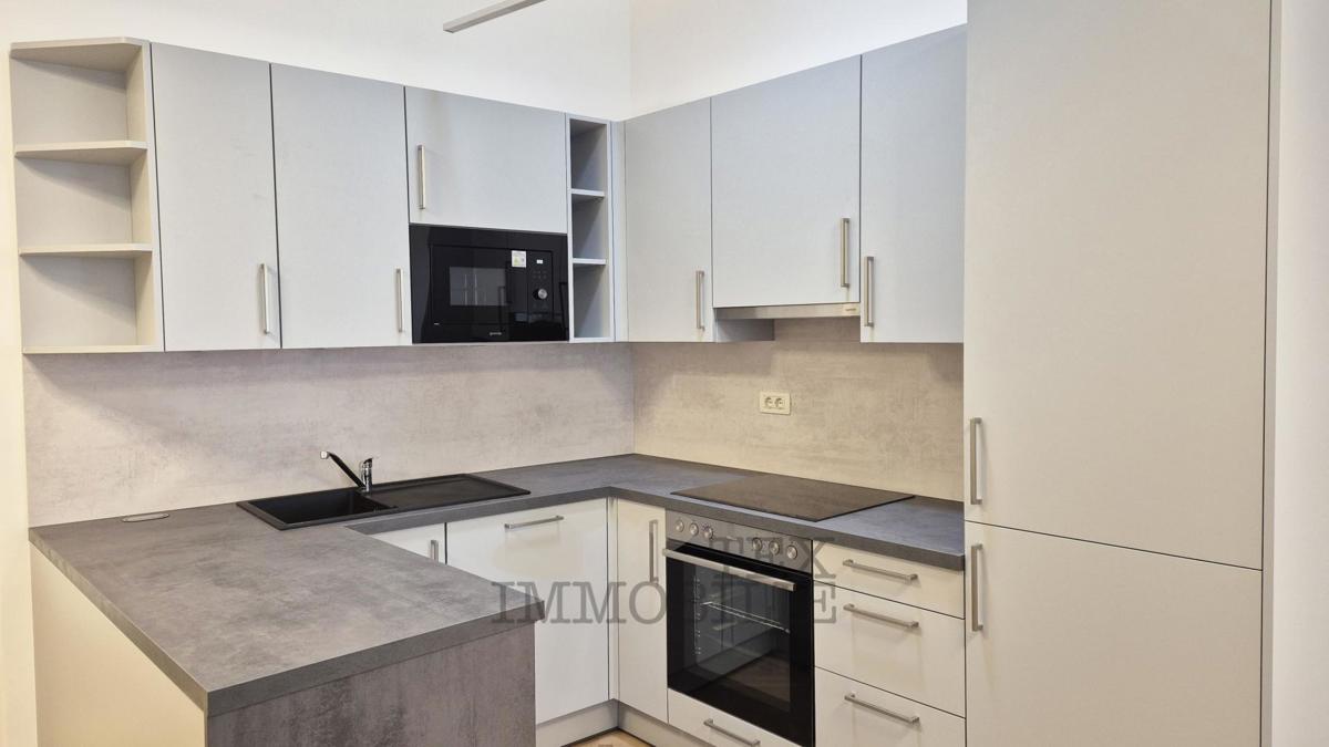 POREČ – Zgodovinska stavba s 4 stanovanjskimi enotami v samem središču mesta