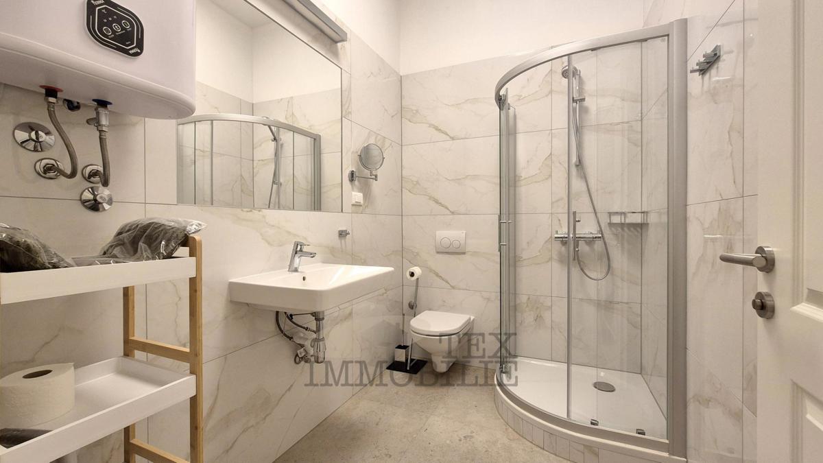 POREČ – Zgodovinska stavba s 4 stanovanjskimi enotami v samem središču mesta