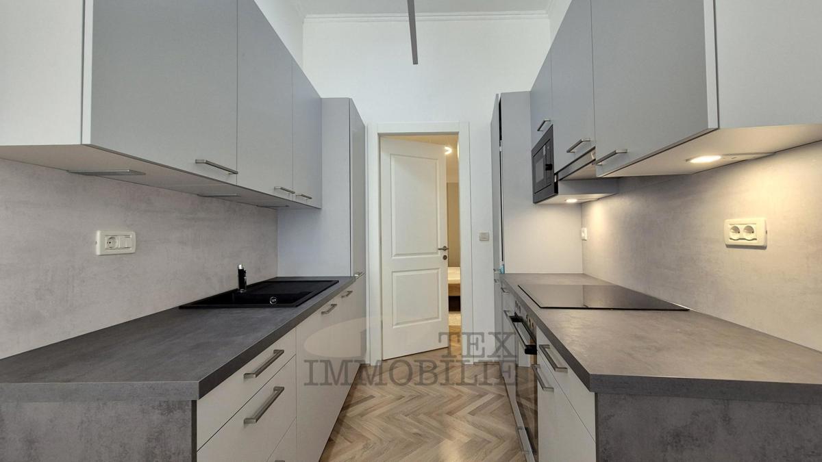 POREČ – Zgodovinska stavba s 4 stanovanjskimi enotami v samem središču mesta