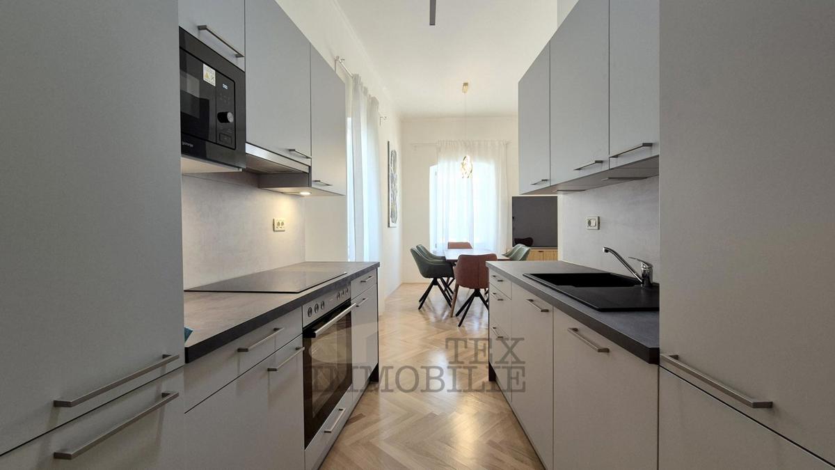 POREČ – Zgodovinska stavba s 4 stanovanjskimi enotami v samem središču mesta