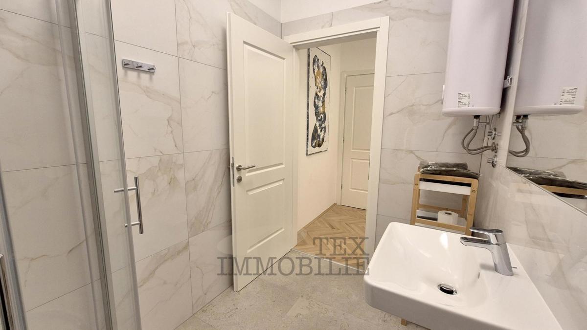 POREČ – Zgodovinska stavba s 4 stanovanjskimi enotami v samem središču mesta