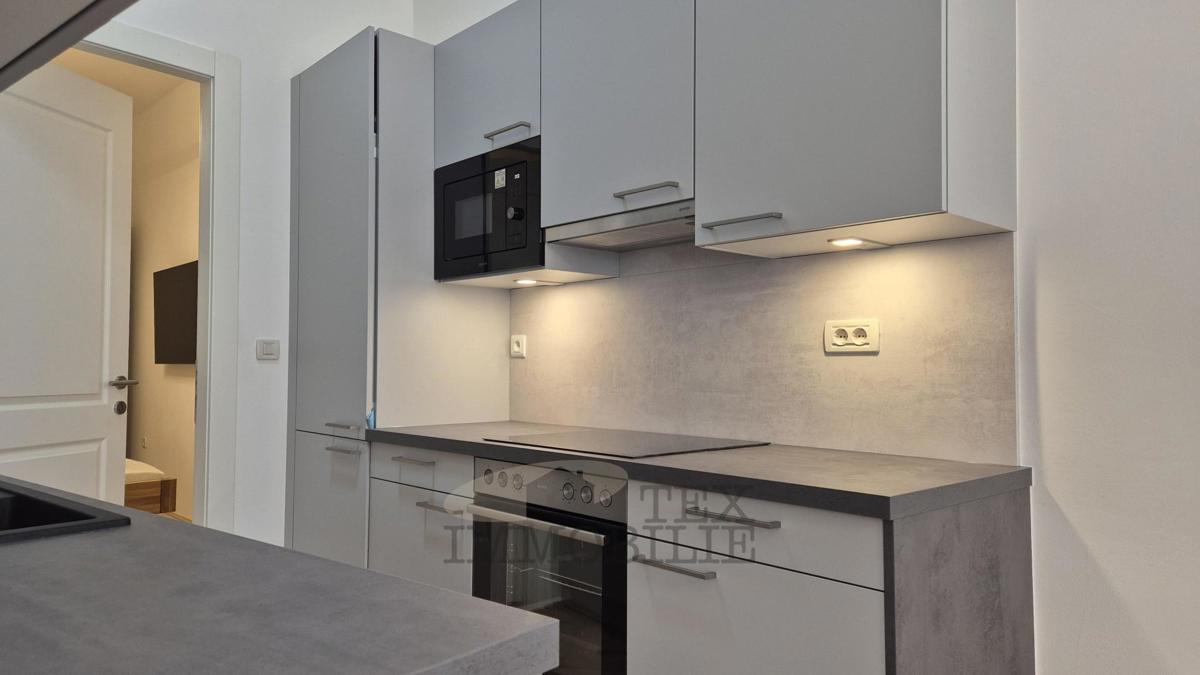 POREČ – Zgodovinska stavba s 4 stanovanjskimi enotami v samem središču mesta