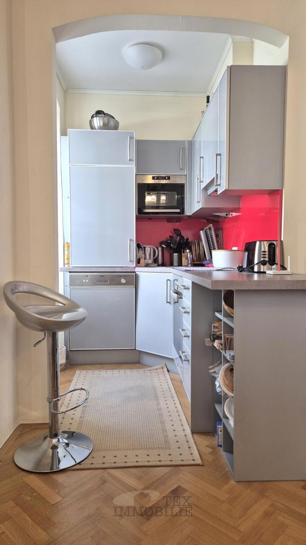 POREČ – Zgodovinska stavba s 4 stanovanjskimi enotami v samem središču mesta