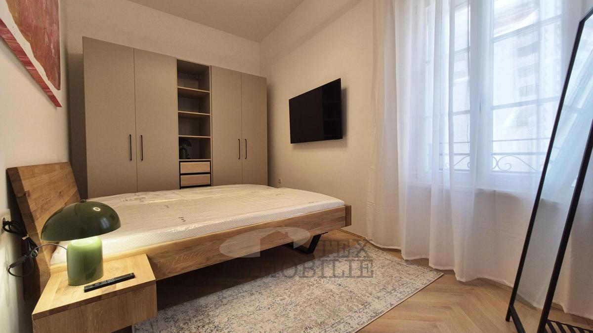 POREČ – Zgodovinska stavba s 4 stanovanjskimi enotami v samem središču mesta