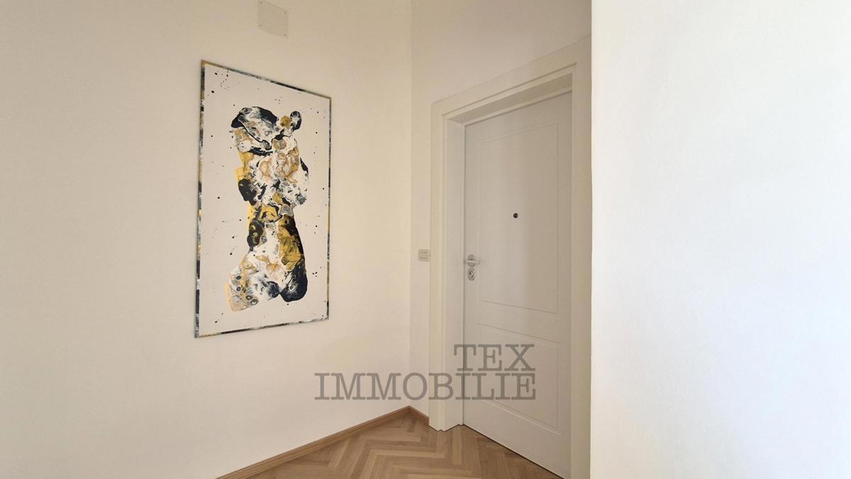 POREČ – Zgodovinska stavba s 4 stanovanjskimi enotami v samem središču mesta