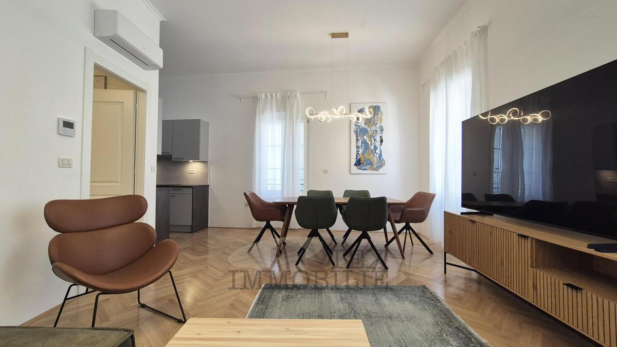 POREČ – Zgodovinska stavba s 4 stanovanjskimi enotami v samem središču mesta