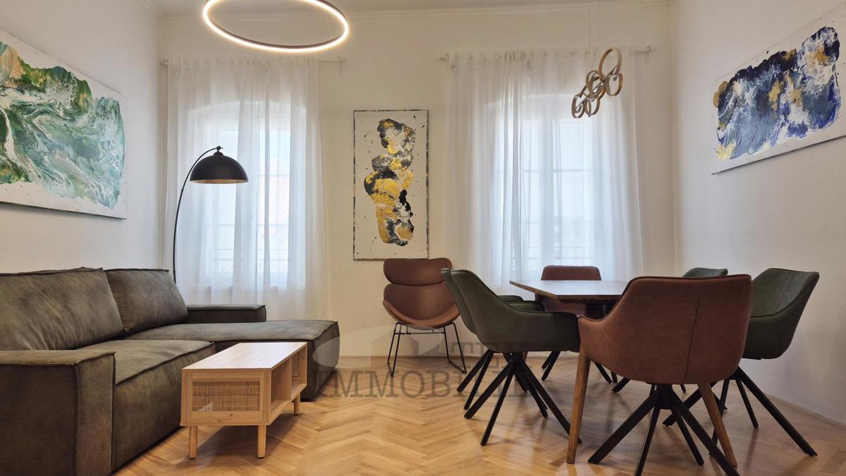 POREČ – Zgodovinska stavba s 4 stanovanjskimi enotami v samem središču mesta