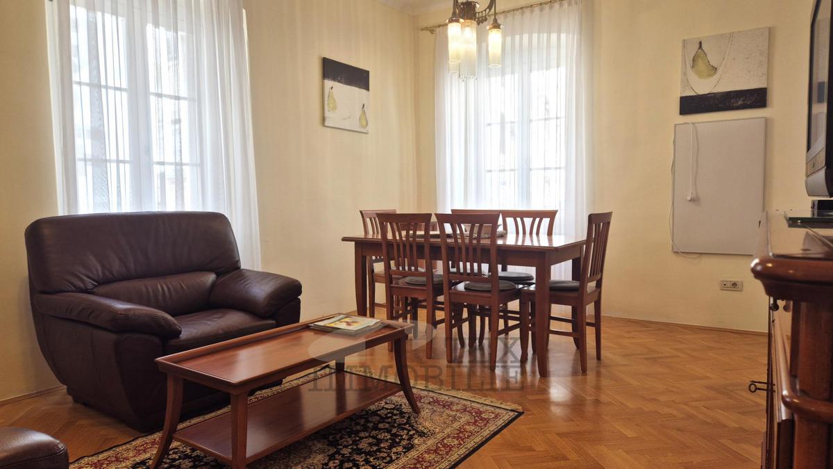 POREČ – Zgodovinska stavba s 4 stanovanjskimi enotami v samem središču mesta