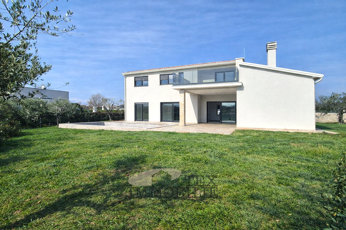 Luksuzna moderna vila z bazenom na mirni lokaciji, 7 km od Poreča in morja