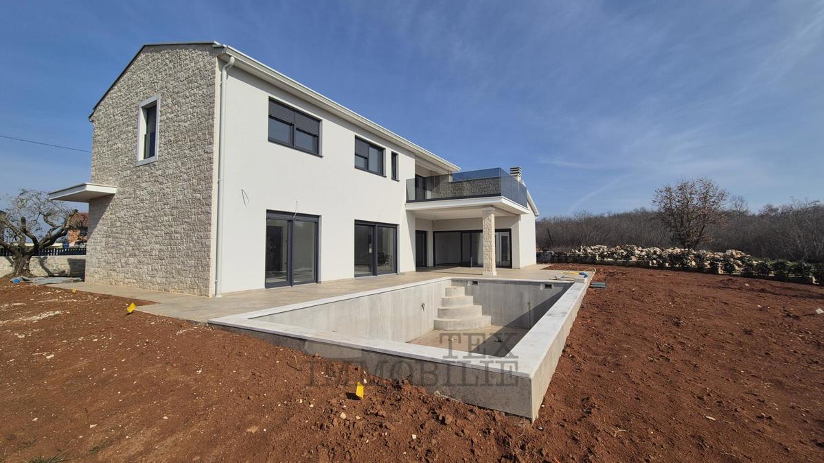 Luksuzna moderna vila z bazenom na mirni lokaciji, 7 km od Poreča in morja